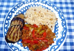 Couscous met rozijnen, gehaktsaus en gegrilde aubergine