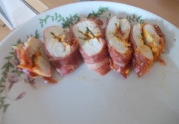 Kipfilet in Parmaham, gevuld met pesto, geitenkaas en tomaten
