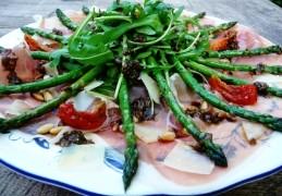 Carpaccio van Parmaham met gegrilde asperges