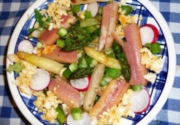 Lente salade met gegrilde asperges en gerookte paling