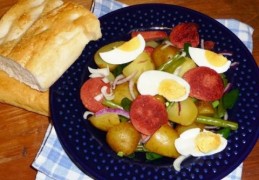 Aardappelsalade met pittige (Turkse) worst