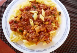 Mini penne met tonijn-tomaten-groentesaus