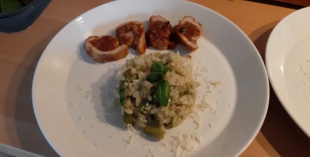Involtini van varkensvlees met rauwe ham en rode pesto