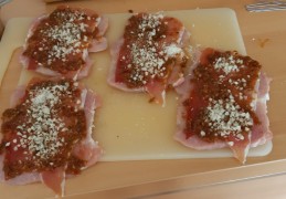Involtini van varkensvlees met rauwe ham en rode pesto