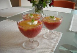 Aardbeienmousse en perzikenmousse samen in een glas