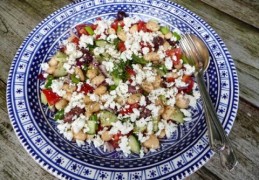 Griekse salade met witte bonen (Salata fasólia gigantes)