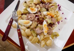 Zomerse pastasalade met tonijn en artisjokhart