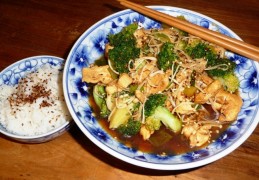 Oosterse roerbak met kip, broccoli en fluweelpootjes