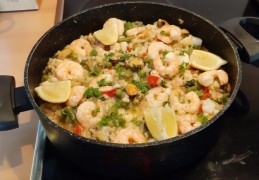 Paella met kabeljauw, mosselen en garnalen