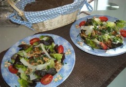 Rucola met spek, kaas en walnoten