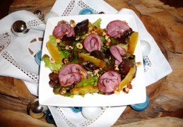 Salade met gerookte eendenborst, sinaasappel en hazelnoot