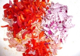 Boerenkoolstamppot met rode paprika, rode peper, rode ui en spekjes