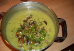 Broccolisoep met roomkaas en champignons