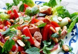 Oosterse salade met varkenshaaspuntjes