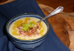 Aardperensoep met knolselderij en aardappel
