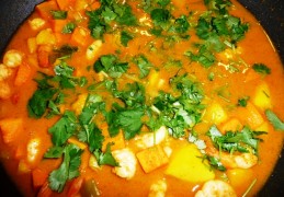 Oranje curry met garnalen, mango en zoete aardappel