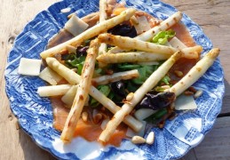 Zalmcarpaccio met gegrilde asperges