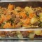 Gegratineerde aardappelovenschotel met worteltjes, doperwten, prei en braadworstballetjes