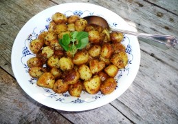 Griekse gebakken aardappelen met knoflook, oregano en citroen