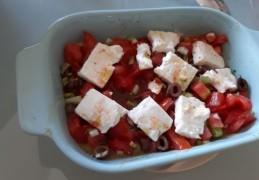 Grieks hapje met warme feta, tomaat en olijven 