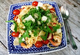 Gemarineerde garnalen met tomaatjes en pasta