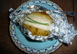 Gepofte aardappel met een topping van Griekse yoghurt en Al Andalus