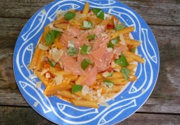 Pasta met salsa rosa en gerookte zalm