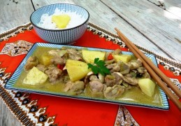 Kruidige kip kerrie met ananas en champignons