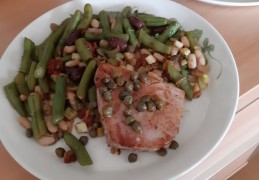 Tonijnsteak met kappertjessaus en gemengde bonen