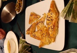 Bladerdeeghapjes gevuld met feta en honing