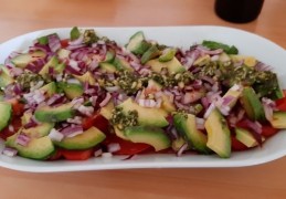 Avocado-tomatensalade met pesto en rode ui