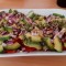 Avocado-tomatensalade met pesto en rode ui