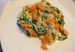 Verse pasta met spinazie en gerookte zalm