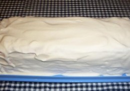 IJscake met rode bessen