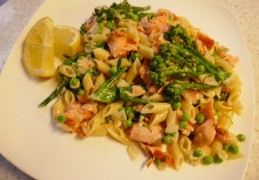 Penne met aspergebroccoli , tuinerwtjes en warm gerookte zalm.