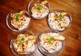 Italiaans amarena mascarpone dessert met cantuccini