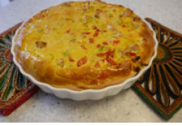  Quichekeurig " een kip-kerrie quiche met puntpaprika en prei.