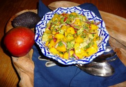 Exotische salade met mango en avocado