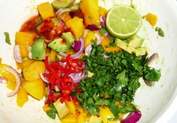 Exotische salade met mango en avocado