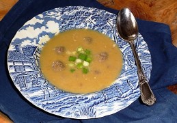 Romige soep met 2 soorten selderij, prei en mosterd
