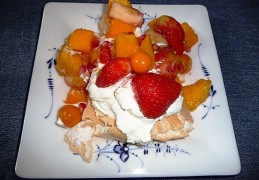 Pavlova met slagroom en vers fruit (glutenvrij)