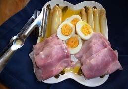 Klassieke asperges op Brabantse wijze