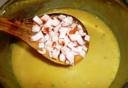 Romige kerrie aspergesoep met gerookte kip