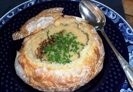 Romige knoflooksoep in brood