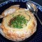Romige knoflooksoep in brood