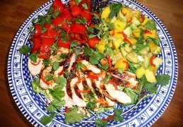 Maaltijdsalade met kip, paprika en mango-avocado salsa