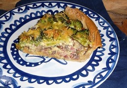 Hartige taart met broccoli, champignons en spekjes