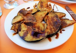 Berenjenas fritas con miel de caña