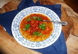 Spaanse rode linzensoep met chorizo en tomaat