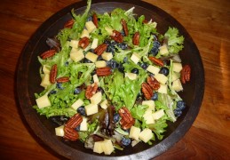 Salade met blauwe bessen, kaas en noten